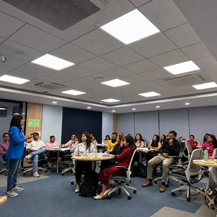 Consultative B2B Sales Training Program Female sales coach delivering consultative sales strategy masterclass.